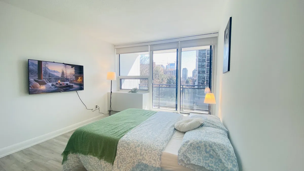 Balcony Flex room with a television and desk